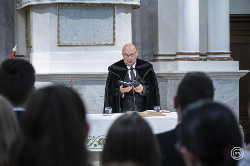 Karácsony - Steinbach József: A gyógyulás ösvénye, amely a másikra irányuló bibliai szeretet által bontakozik ki

A karácsony ünnepe nem csupán a fények és ajándékok időszaka, hanem egy mélyebb értelmű időszak is, amely a gyógyulás és a szeretet üzenetét 