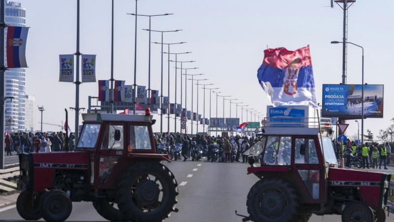 A belgrádi híd fogságába került a szerb demonstrálók által, mindössze 100 nappal az újvidéki tragikus események után.