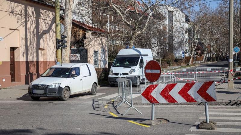 SZOLJON - A Szolnoki vízhálózat korszerűsítése továbbra is zajlik - bemutatjuk, mely területeken várhatóak forgalmi zavarok a közlekedők számára - videóval kiegészítve.