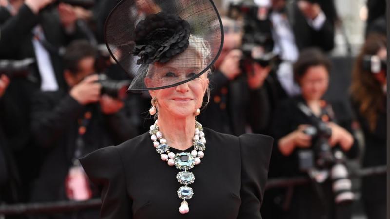 Helen Mirren nyakában egy lenyűgöző ékszer függött, amelyet 400 karátnyi csillogó drágakő díszített, varázslatosan ragyogva a fényben. Ez a különleges darab nem csupán ékszer volt, hanem egy igazi műalkotás, amely a klasszikus elegancia és a modern dizájn