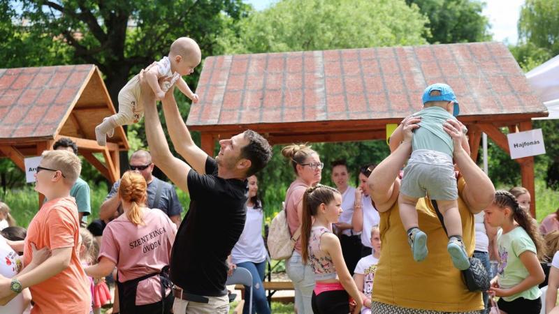 Szerencs és Miskolc városában is felcsendült a gyermeki nevetés, miközben a kicsik a magasba szöktek (fotók és videók kíséretében).