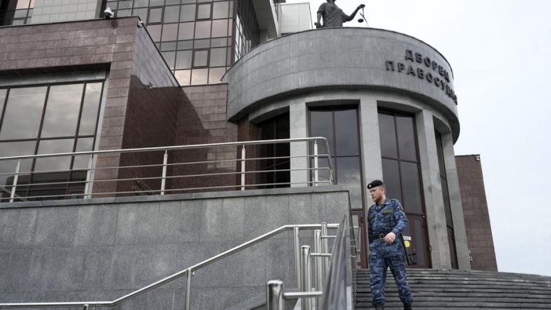 Baku feszültséggel telve reagál Oroszország lépéseire, miután az azeri kisebbségiek elfogása és halála komoly aggodalmakat keltett. Az események arra figyelmeztetnek, hogy a regionális feszültségek tovább mélyülhetnek, és a két ország közötti kapcsolatok 