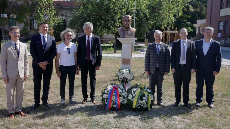 Egy különleges szoborral tisztelegtek az anyák megmentője előtt a kórház parkjában (galéria)