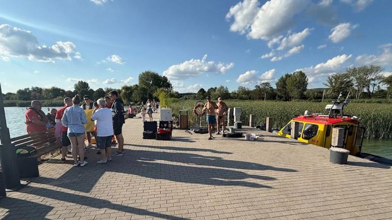 A Balaton partján sötét felhők gyülekeztek, és a nyár réme váratlanul lecsapott, veszélybe sodorva a nőket. A víz tükrén megcsillant a napfény, de a levegőben feszültség vibrált, jelezve, hogy valami baljós közeleg. A nyaralók és a helyiek figyelmeztetése