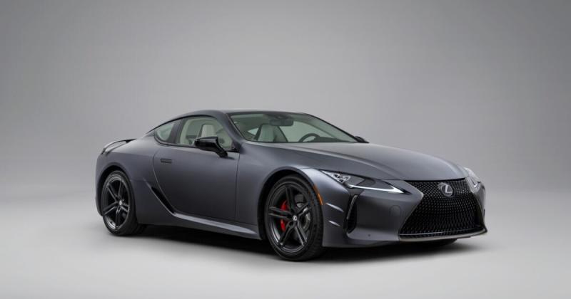 A Lexus LC modelljeiben továbbra is a V8-as motor marad a középpontban, és izgalmas újdonságként új kupé és kabrió verziók is debütálnak.