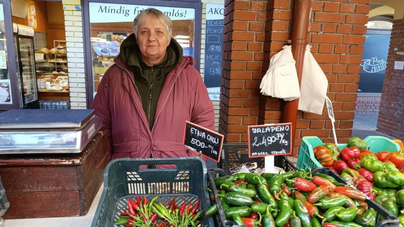 Paprikás Laci bódéja a piacon: egy igazi színfolt, ahol a fűszerek illata és a friss zöldségek látványa azonnal magával ragadja az embert. A bódé előtt mindig zsúfolt a forgatag, hiszen Laci nemcsak finom, hanem különleges paprikás ételekkel is várja a vá