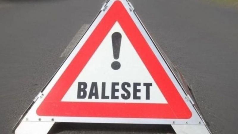 Frontális ütközés történt a 84-es főút egyik vasi szakaszán, amely következtében az utat teljes szélességében lezárták.