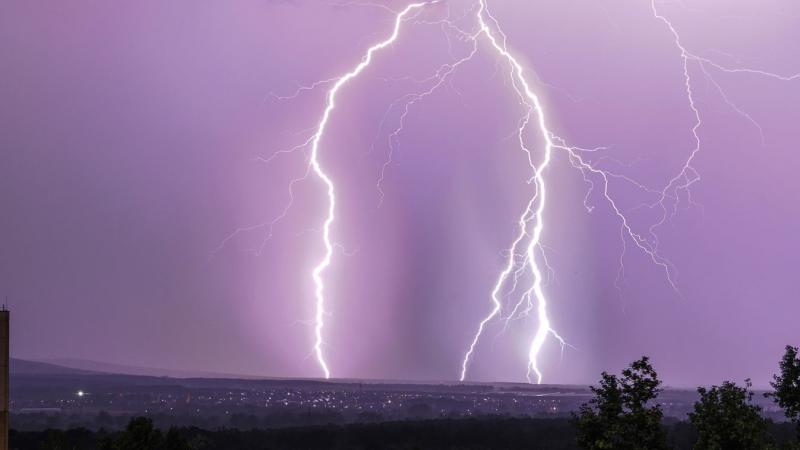 Fagyos szél fúj a sötétben, és az este közeledtével egy igazi pokoli időjárás köszönt ránk a hidegfront érkezésével. Az éjszaka leple alatt a hőmérséklet drámaian lecsökken, és a levegőben már érződik a zord időjárás előjelei. Készüljünk fel a hidegre, me