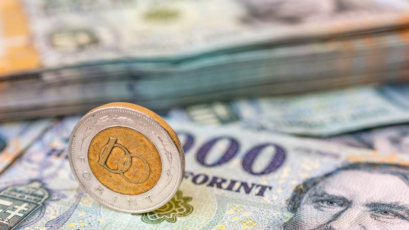 A Magyar Nemzeti Bank kamatdöntése után a forint egy fontos szint alá került, ami gyengüléshez vezetett.