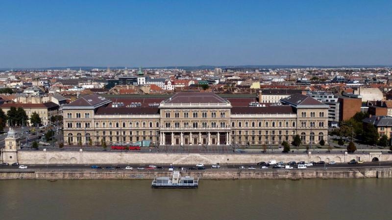 A jövő munkahelyeinek sikeréhez elengedhetetlen, hogy olyan vezetők álljanak a középpontban, akik képesek befogadó közösségeket kialakítani. A Corvinus Egyetem válasza a Mandiner cikkére világosan rávilágít arra, hogy a modern munkahelyek nem csupán a tel