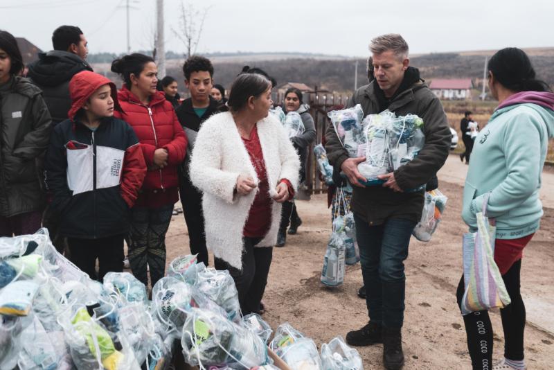 Magyar Péter adományokat juttatott el Csenyétére, ahol 2019-ben a lakosság egyöntetűen a Fidesz pártot támogatta szavazataival.