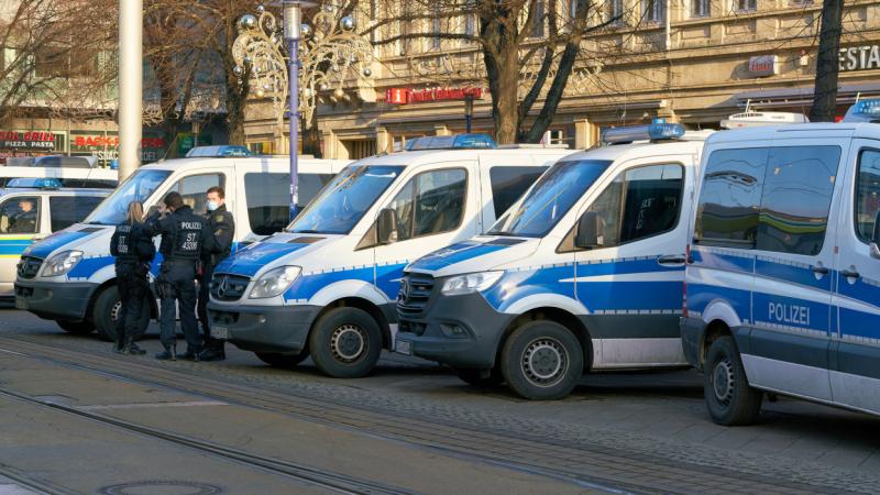 Karácsony a terrortámadás árnyékában: Magdeburg ünnepi hangulata idén - Pénzcentrum

Idén a magdeburgi karácsonyi ünnepek különös jelentőséggel bírnak, hiszen a várost sújtó terrortámadás után a közösség összefogása és a remény üzenete kerül a középpontba