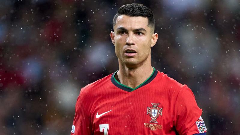 Ronaldo egy lenyűgöző karácsonyi pillanatot osztott meg, amely a közönség figyelmét azonnal felkeltette – és nem csupán a fotó miatt! A posztban egy videó is található, amely még inkább átadja az ünnepi hangulatot. A sztár a hagyományos ünnepi díszek közö