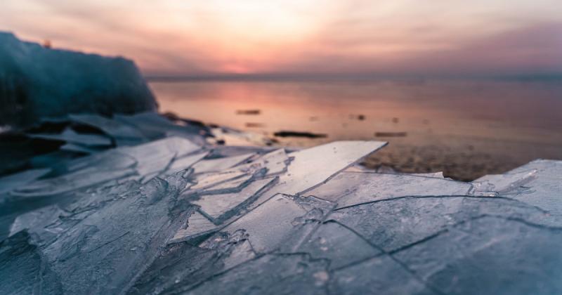 A Balaton vize lassan elkezdett megfagyni, a hűvös téli levegő pedig varázslatos jégcsapokat formál a part mentén.