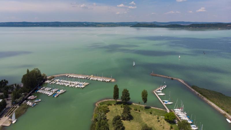 A Balaton partján egy szokatlan ellentét robbantotta ki a feszültséget.