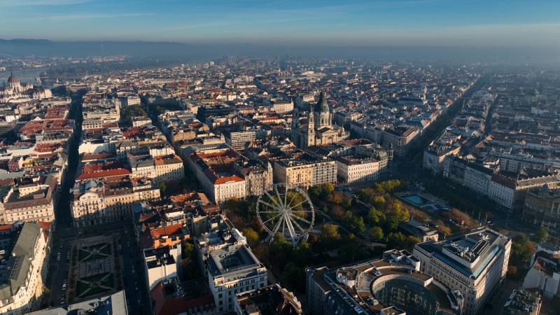 Az ingatlanpiac messze túlmutat a lakáspiacon, hiszen magában foglalja a kereskedelmi ingatlanokat, ipari létesítményeket és a mezőgazdasági területeket is. Ez a széles spektrum nemcsak a lakóingatlanok értékesítéséről és bérbeadásáról szól, hanem a külön