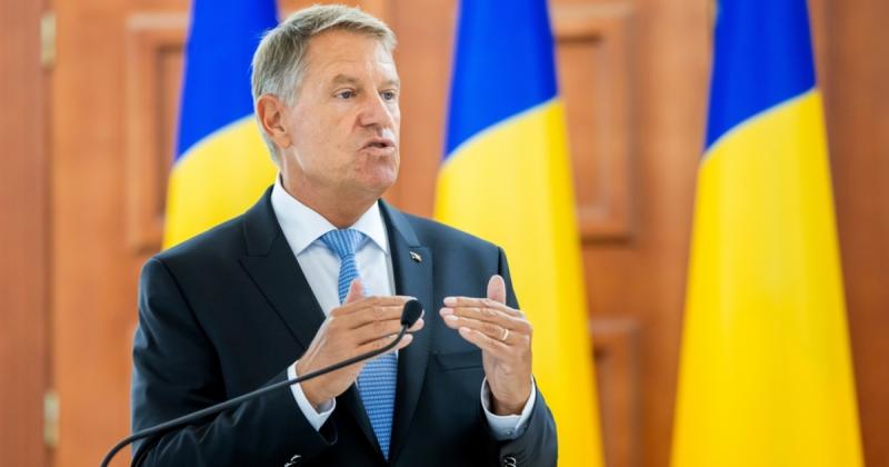 Klaus Iohannis, Románia elnöke, továbbra is hivatalában marad, amíg meg nem választják utódját. | Demokrata