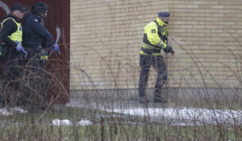 Súlyos incidens történt egy svéd iskolánál, ahol lövöldözés zavarta meg a tanulók és tanárok mindennapjait. Az esemény sokkolta a helyi közösséget, és mély aggodalmat keltett az országban. A hatóságok azonnal reagáltak, és megkezdték a helyszín biztosítás