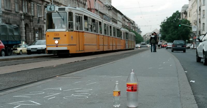 Káosz uralkodik a Mester utcában! Egy felfújható matracot helyeztek ki, ami azonnal a figyelem középpontjába került.