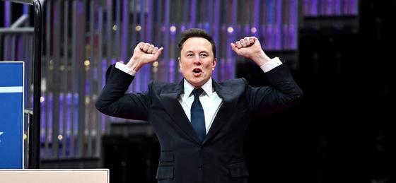 Elon Musk bejelentette, hogy Texasban egy új város, a Csillagbázis létrehozásába fog. A tervezett település célja, hogy innovatív technológiákkal és fenntartható megoldásokkal támogassa a jövő űrutazását és kutatásait. A város különleges központként funkc