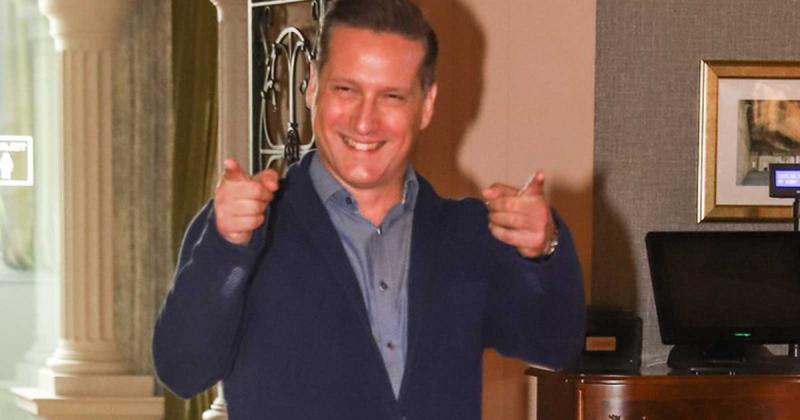 Pély Barna most először osztott meg egy olyan fényképet, amelyen kislánya, Abigél, a gitárján pihenve alszik. A meghitt pillanat igazán szívmelengető!