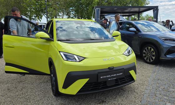 A megfizethető árú BYD elektromos autója lenyűgöző módon jelent meg a Balaton partján, ahol a luxusautók világában tűnt fel.