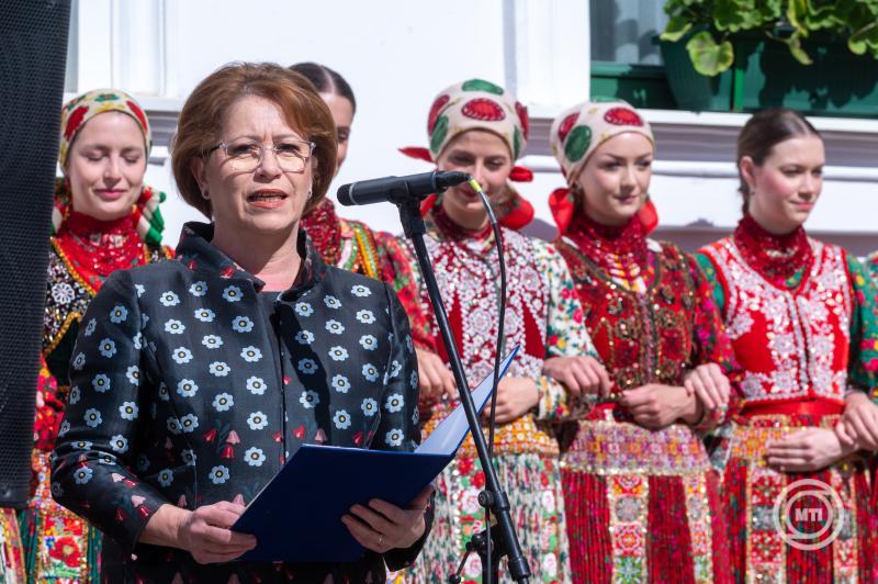 A közszolgálati média kiemelkedő szerepe abban rejlik, hogy megőrzi és ápolja a külhoni magyarság kulturális örökségét.