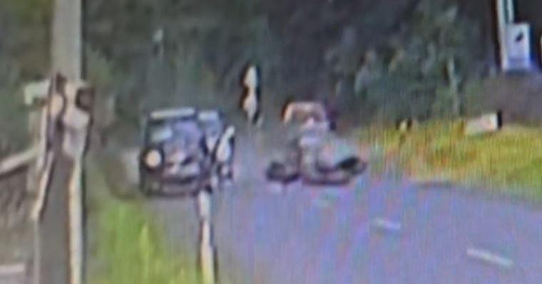 Nyíregyházán tragikus baleset történt, amikor egy autós nekiütközött egy motorosnak. A baleset következtében a motoros a földre zuhant, és sajnos egy érkező autó elgázolta őt.