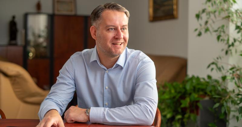 A puszták végtelenjében valódi kényelem: Fedezd fel a komfort világát a természet szívében! | Demokrata

Az érzés, amikor a végtelen horizont és a csillagos égbolt alatt élvezhetjük a modern kényelem minden egyes pillanatát, igazán felejthetetlen. A termé