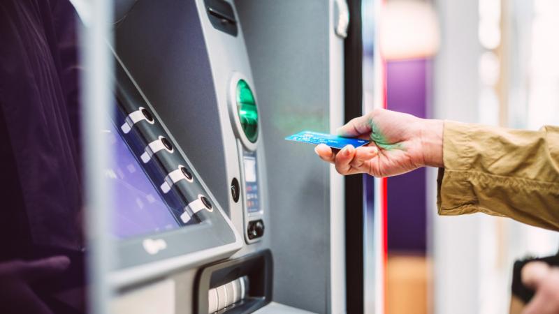 Figyelemfelkeltő ATM-csalás Magyarországon: Mindig légy óvatos, mit mutat a gép, amikor használod a bankkártyádat! Ne hagyd, hogy átvágjanak! - Pénzcentrum