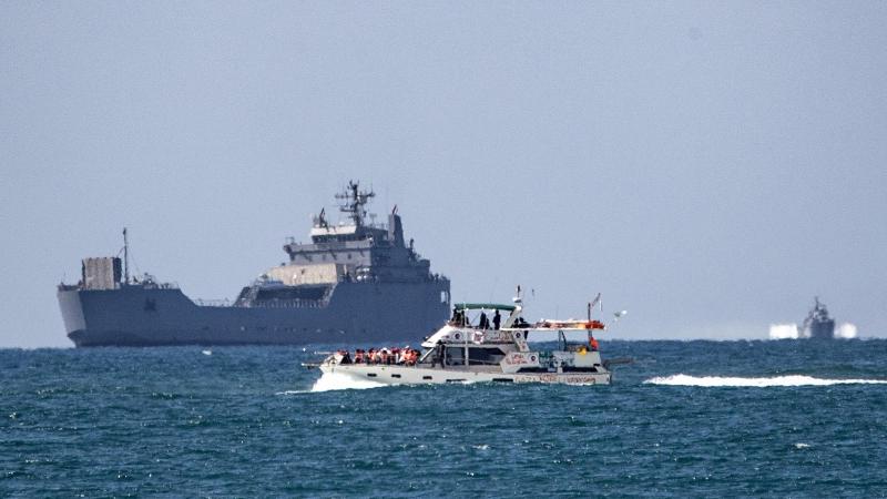 Izrael döntése értelmében kiutasítja a segélyszállító flottilla aktivistáit.