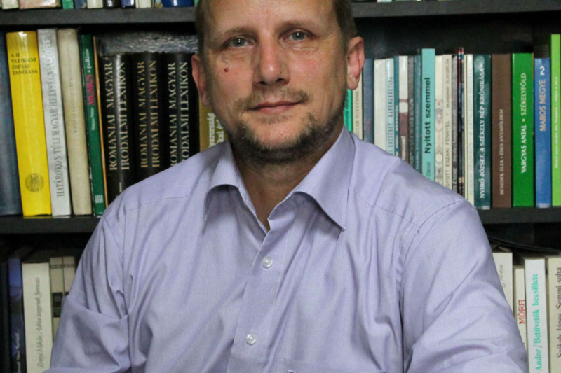 A fejének csúcsán megpillantott szög.