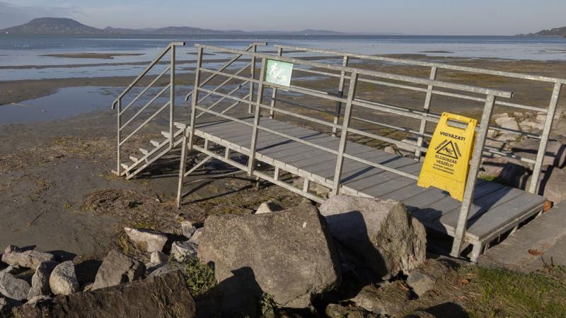 A Balaton vízszintje ijesztő ütemben csökken, sőt, már a medrében is lehet sétálni – figyelemfelkeltő fényképek tanúskodnak erről.