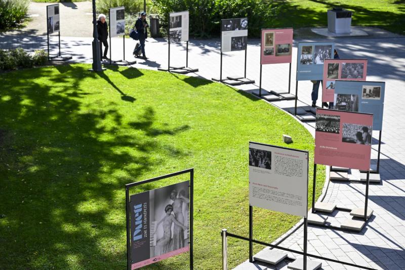 A Magyar Nemzeti Múzeum kertjében megnyílt egy izgalmas tablókiállítás, amely a 