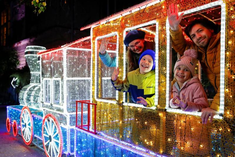 Fedezd fel az őszi szünet varázsát egy különleges élménnyel: látogass el a Pán Péter fénykiállításra! Ez a lenyűgöző program nemcsak a gyerekeknek, hanem a felnőtteknek is felejthetetlen pillanatokat ígér. Merülj el a képzelet birodalmában, ahol a fények