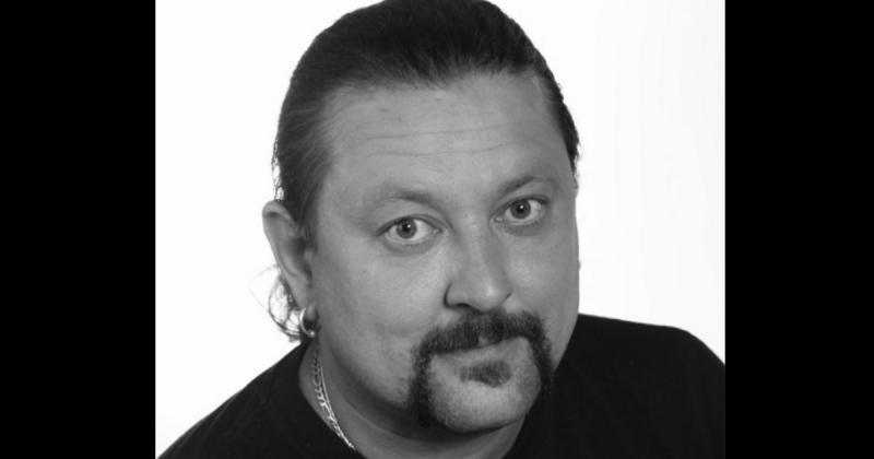 Szomorú hírt kell megosztanunk: elhunyt Szmolenszki Csaba, a Vígszínház elkötelezett munkatársa. Az ő távozása egy jelentős űrt hagy maga után a színházi közösségben, ahol sokan ismerték és tisztelték őt. Csaba hozzájárulása nem csupán a színház művészi é