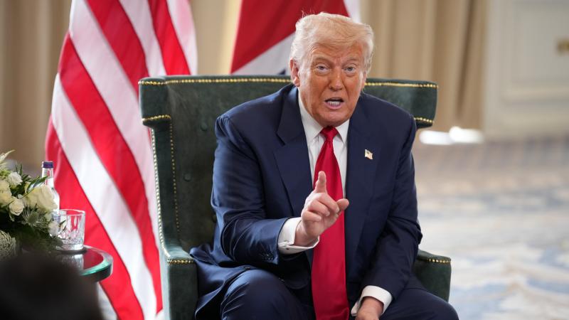 Donald Trump asztalán titkos háborús tervek hevernek: a célpont már kiválasztva. Bármikor elérkezhet a pillanat, amikor Amerika végső csapása megindulhat.