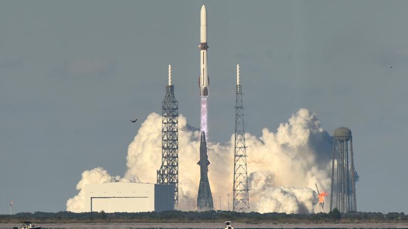 Jeff Bezos űrrakétája egy lenyűgöző mérföldkőhöz érkezett, amely új színt hoz az űrkutatás világába. Ezzel a lépéssel a SpaceX számára egy komoly versenytársat jelent, amely izgalmas kihívások elé állítja a két cég innovációs képességeit.