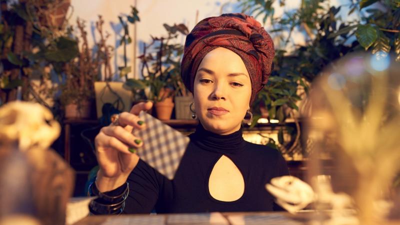 Fedezd fel a 14. tarot lap titkait! Ez a különleges kártya mély szimbolikával bír, amely számos jelentést rejt magában. Engedd, hogy a tarot világába vezető utadon megismerd ennek a lapnak a jelentését, és tudd meg, hogyan befolyásolja életed különböző as